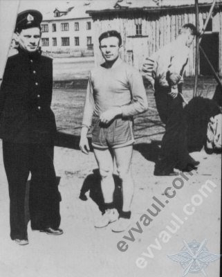 Отец и ЮА Гагарин перед занятиями по физподготовке