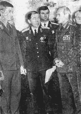 Декабрь 1985 г. Генерал-майор авиации В. А. Джанибеков посетил родное училище.